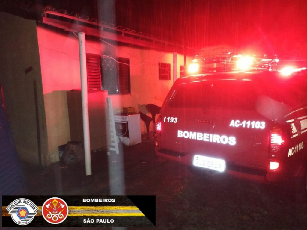 Após curto circuito, casa pega fogo em Monteiro Lobato