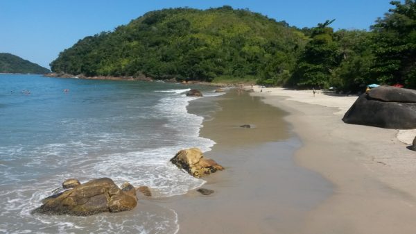 Homem morre ao cair de voo de paraglider em Ubatuba