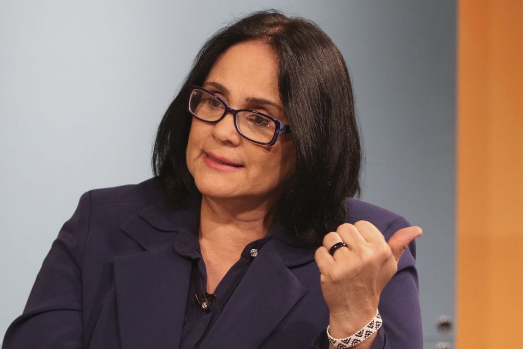 Brasil enfrenta "epidemia de suicídio", diz Damares