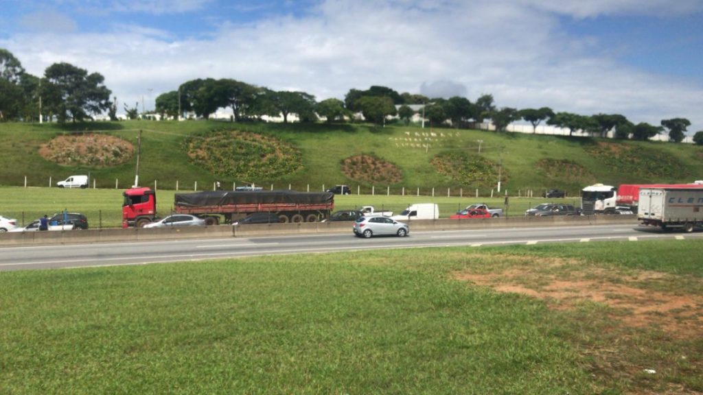 Ciclista de 60 anos morre atropelado na Dutra em Taubaté