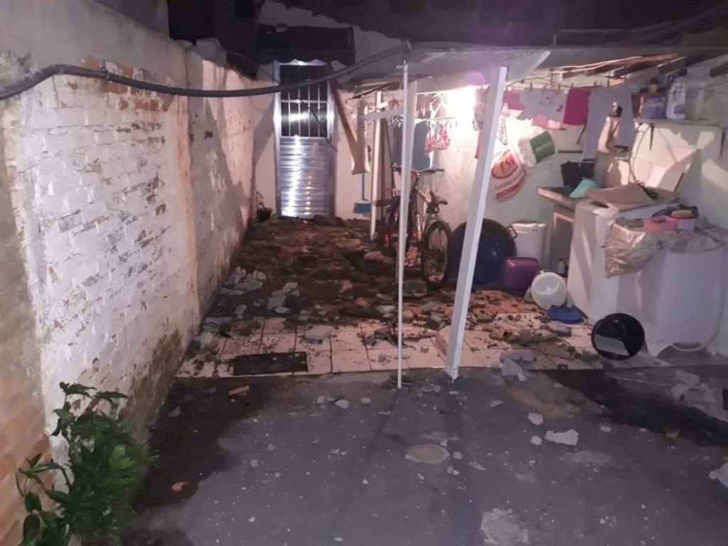 Muro desaba, atinge residência e mulher fica ferida em Taubaté