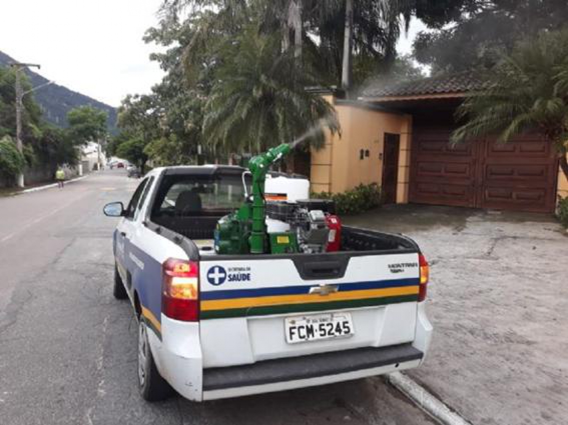 Os agentes de endemias de São Sebastião se unem em mais um final de semana de combate ao mosquito Aedes aegypti, transmissor da dengue. Neste sábado e domingo, 27 e 28, a partir das 18h, a Vigilância Epidemiológica (VA) intensifica as ações em diversas áreas da cidade. O trabalho realizado por meio da Secretaria Municipal de Saúde (Sesau), conta com nebulização veicular, mutirão de limpeza e nebulizador costal. No sábado, as equipes fazem a nebulização nas escolas dos bairros Morro do Abrigo, Pontal da Cruz e Porto Grade, além de atuar nas áreas do Itatinga e Olaria, com mutirão de limpeza em Juquehy. Já no domingo, a programação tem vaporização de inseticida em Vila Sahy e visita os imóveis para eliminação de criadouros e bloqueio de casos positivos em Maresias. Nos locais onde a operação ocorre é preciso alguns cuidados. As residências precisam manter portas e janelas abertas, cobrir os alimentos, e as pessoas não devem correr atrás do veículo. Confira a lista por bairro: Morro do Abrigo: EM Prof. Walfrido Maciel Monteiro, EMEI Pingo de Gente e Creche Dona Laurinda. Pontal da Cruz: EM Profª Maria Francisca Santana de Moura Tavolaro e EMEI Algodão Doce. Porto Grande: ETEC, FATEC e Colégio Progresso.
