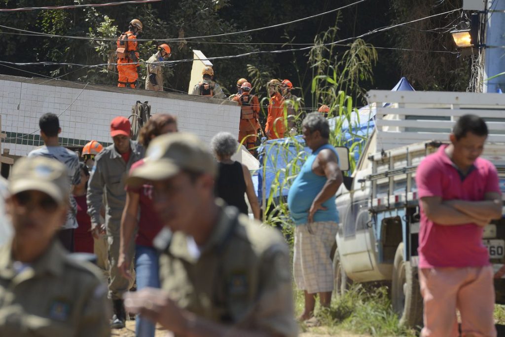 Equipes que atuam na busca e resgate de pessoas após o desabamento dos dois prédios na comunidade da Muzema, continuam as buscas