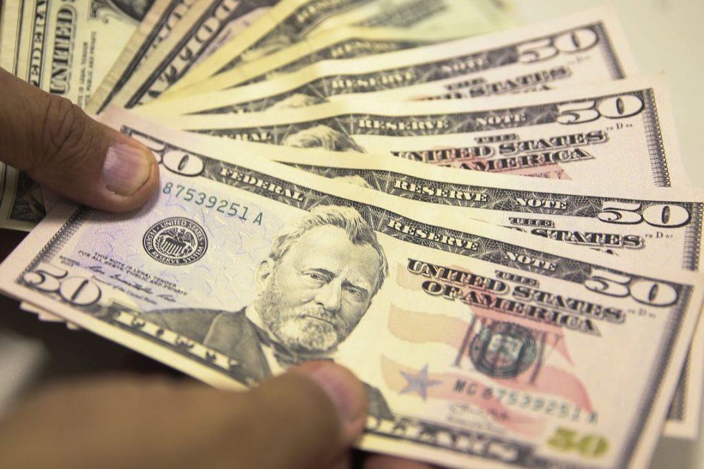 Bolsa opera em baixa, mas dólar está em alta cotado a R$ 3,95