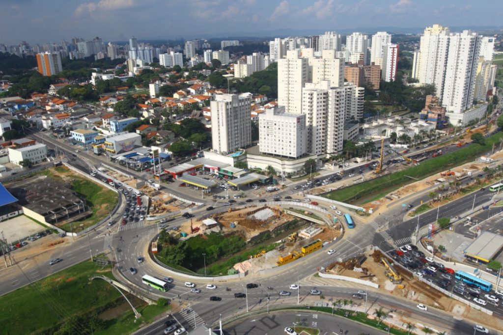Prefeitura interdita faixa na rotatória do Colinas em São José