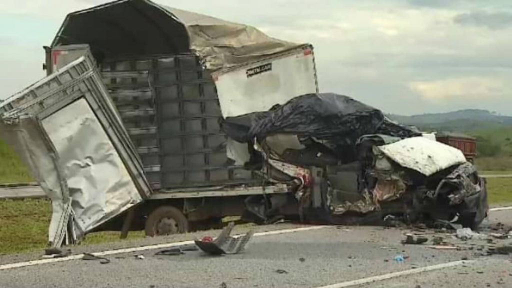 Acidente entre caminhões deixa um morto na Rodovia Carvalho Pinto