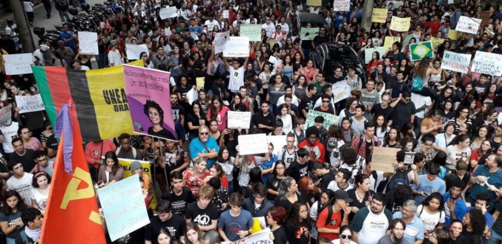 Manifestantes se reúnem em São José para greve da educação