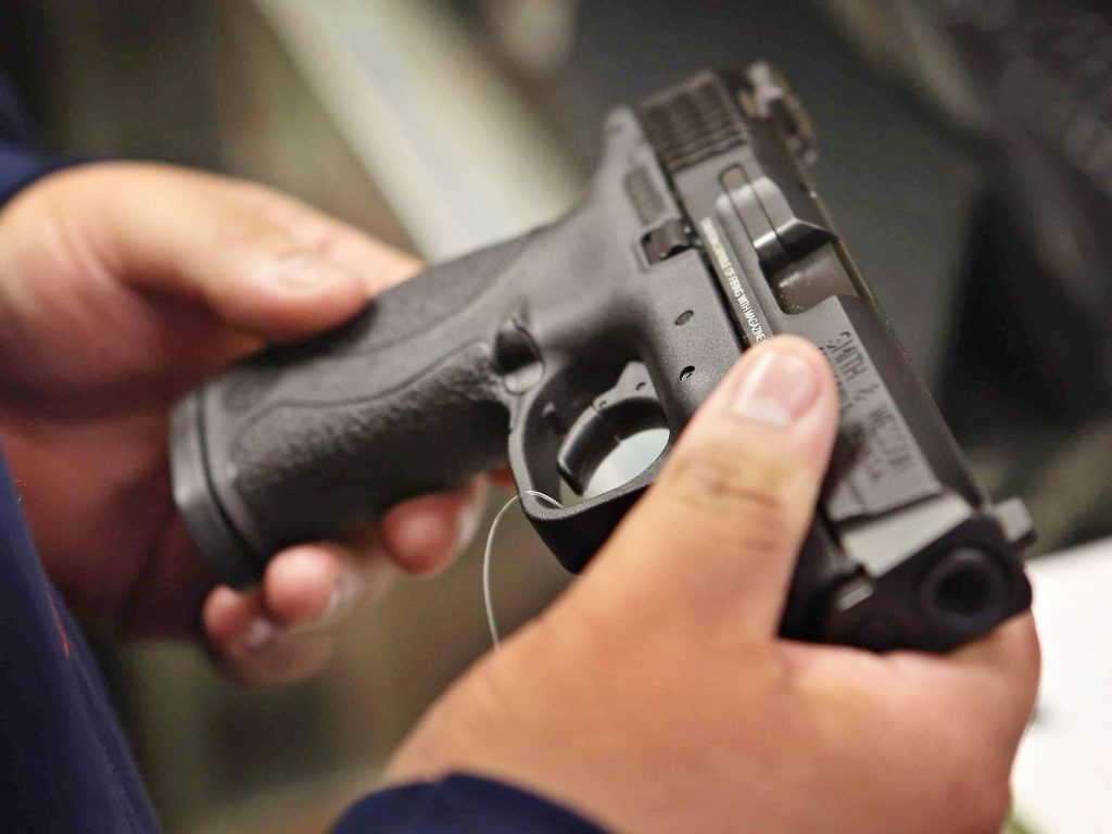 60,9% dos brasileiros não gostariam de ter uma arma de fogo, aponta dados do Paraná Pesquisas