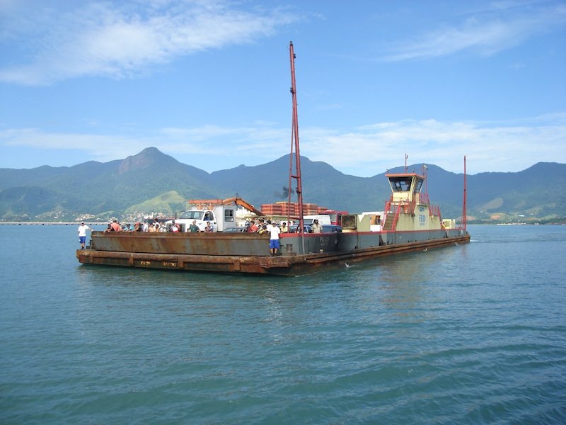 Dersa fiscaliza mais de 250 caminhões na travessia da balsa em Ilhabela