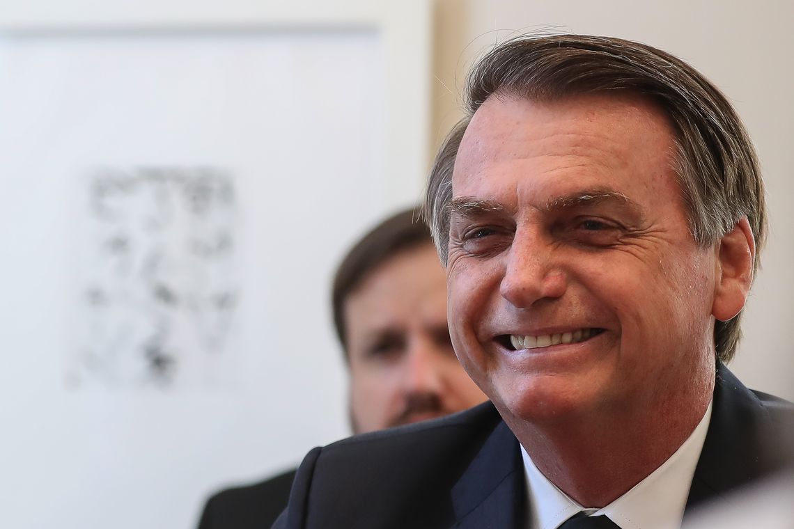 Bolsonaro sanciona lei que institui carteira nacional do autista