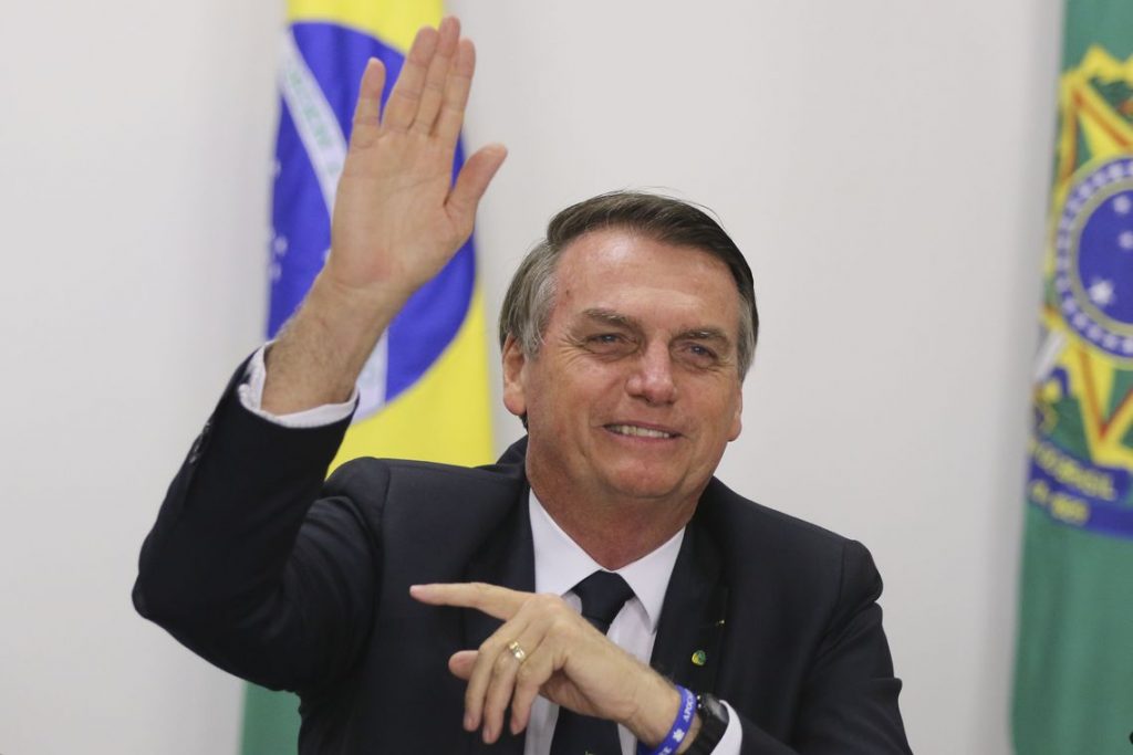 No Texas, Bolsonaro se encontra com Bush e recebe homenagem
