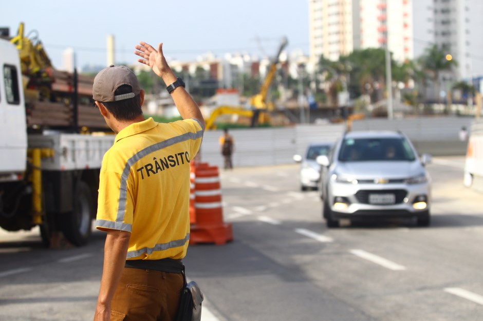 Rotatória do Colinas ficará bloqueada por 9 horas para obra de asfalto