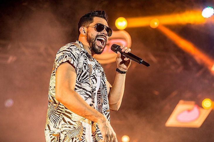 Gabriel Diniz, cantor do hit 'Jenifer', morre em acidente de avião.
