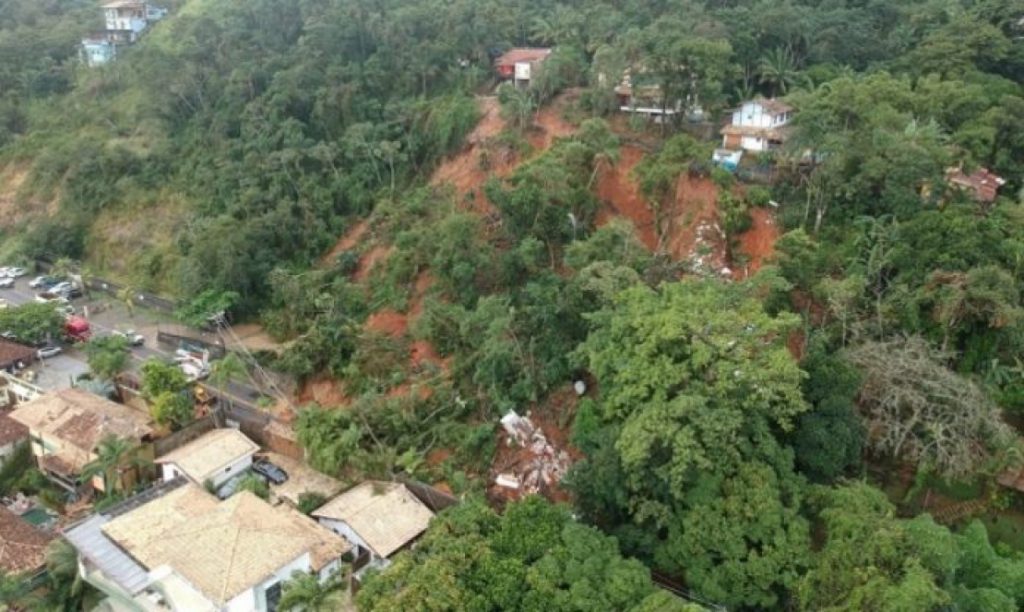 Deslizamento deixa região sul de Ilhabela totalmente isolada