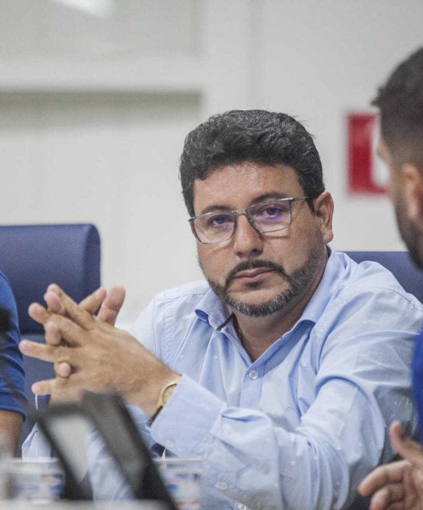 Após 24h de sessão, Câmara cassa mandato de prefeito de Ilhabela