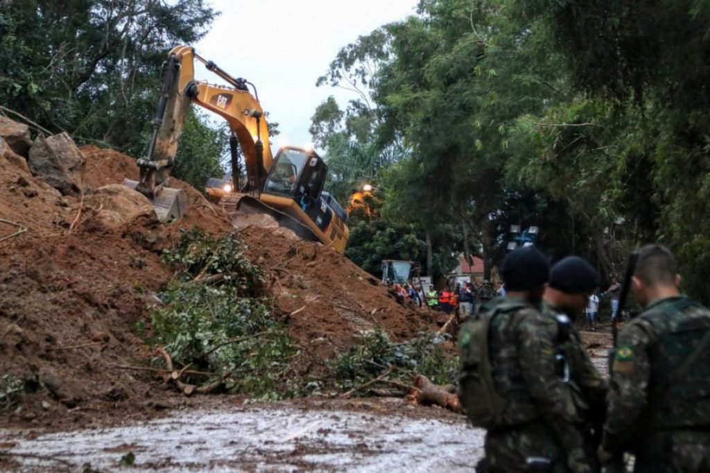 Rocha de 10 toneladas corre risco de deslisamento na rodovia SP-55 em São Sebastião