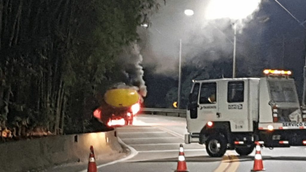 Tamoios opera em sistema Pare e Siga após caminhão pegar fogo e interditar via