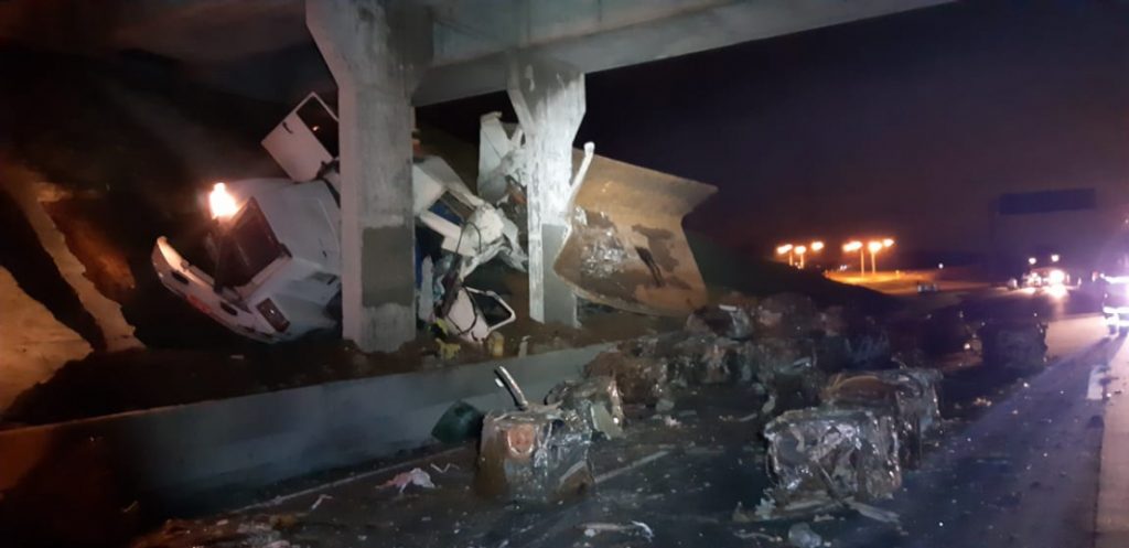 Acidente deixa Dutra interditada por mais de cinco horas em Pindamonhangaba