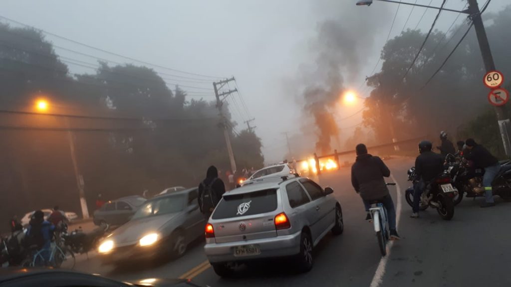 Manifestantes incendeiam acesso à Heineken em Jacareí