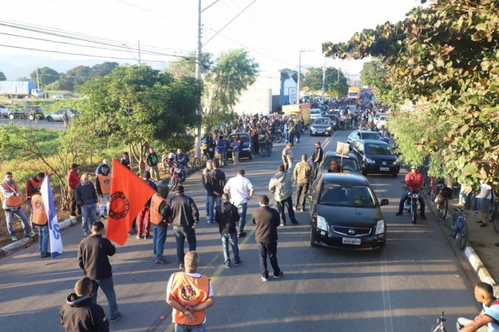 Greve Geral paralisa ônibus e fábricas na RMVale