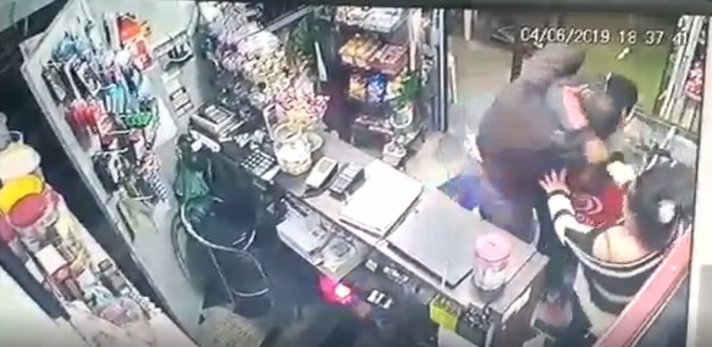 Homem tenta assaltar banca de jornal e é golpeado por ex-boxeador em Ubatuba
