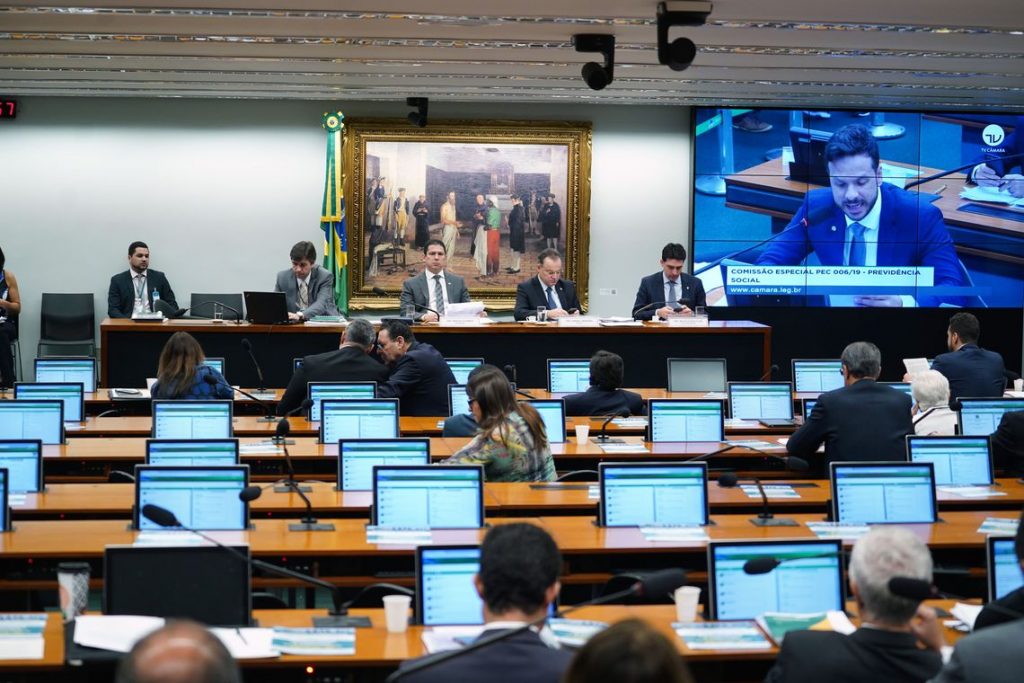 Em clima tranquilo, deputados debatem a reforma pelo segundo dia