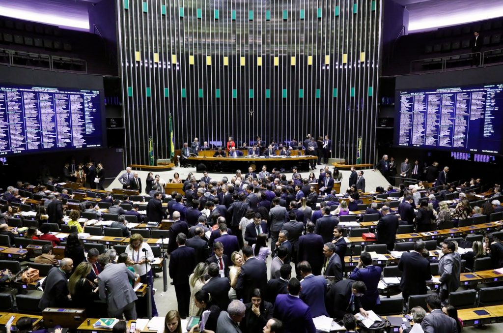 Deputados aprovam proposta com prazos para tramitação de MPs