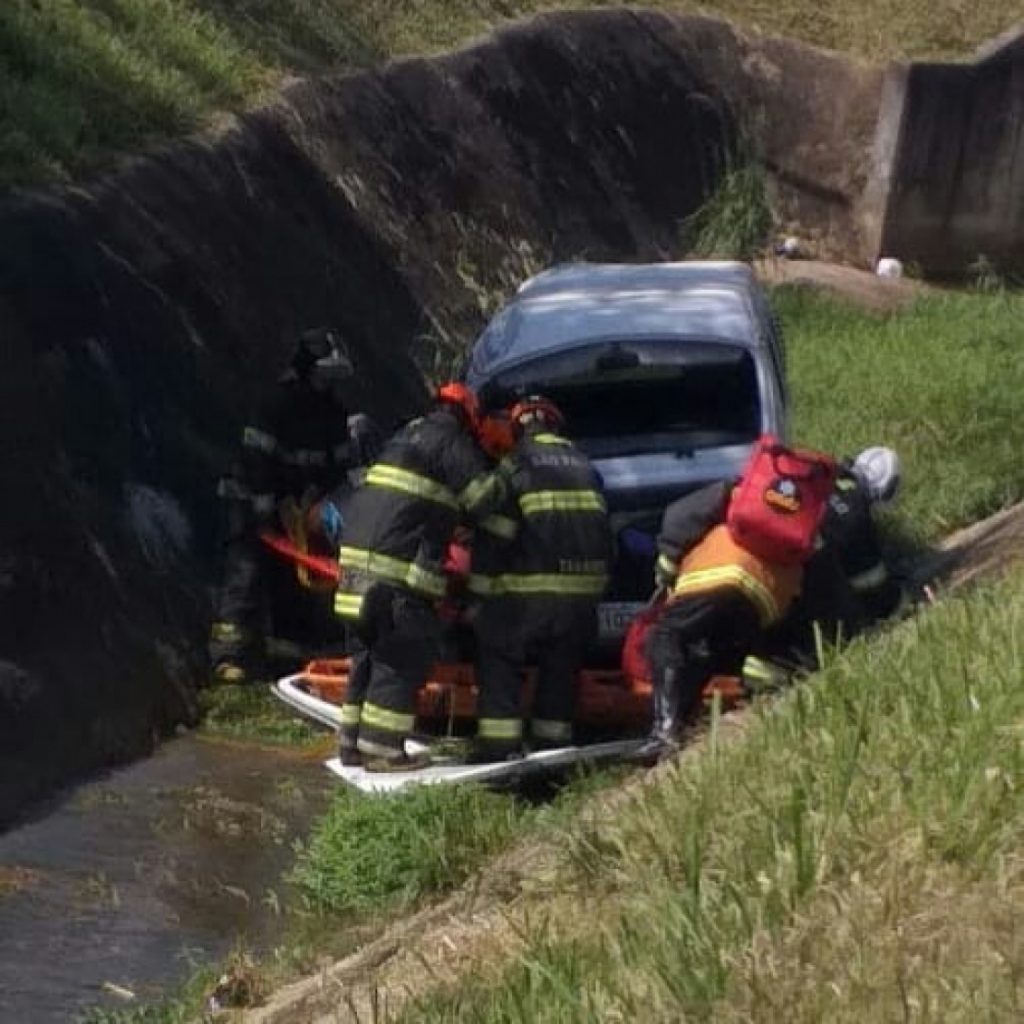 Kombi com três ocupantes cai em córrego em São José
