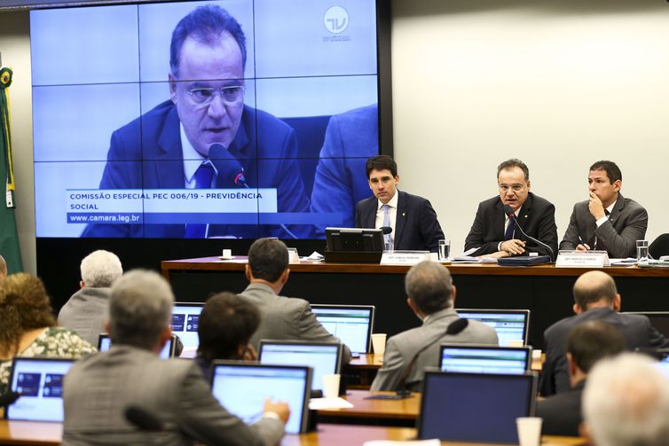 Deputados retomam discussão do parecer da reforma da Previdência
