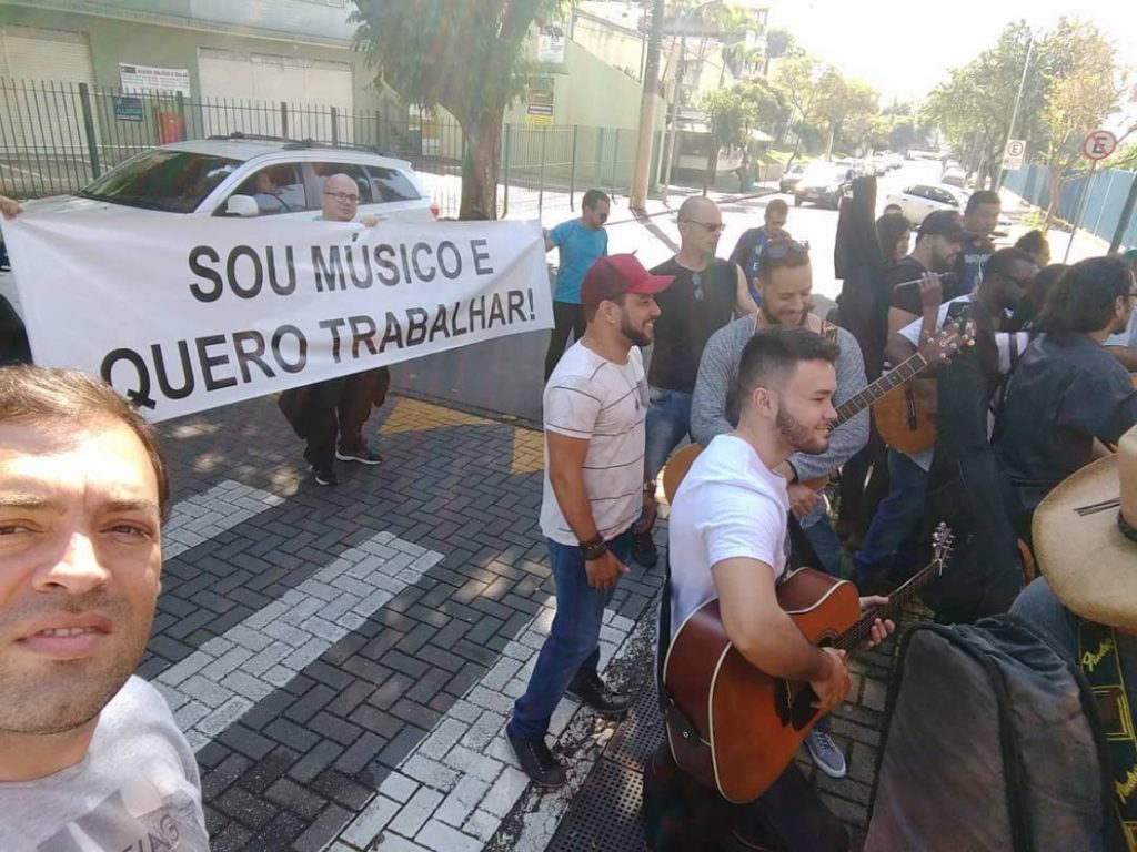 Sinhores de São José e Região entregam proposta de lei para regulamentar a realização de atividades de entretenimento em estabelecimentos.