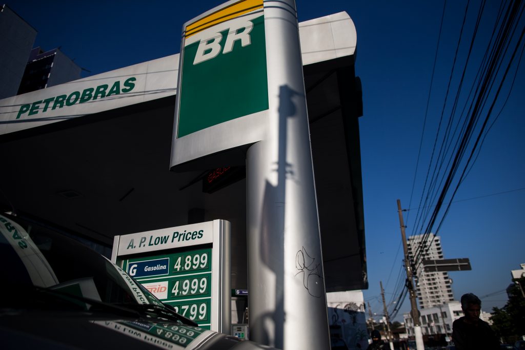 Preço da gasolina da Petrobras sobe 12 % para distribuidoras