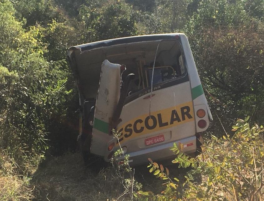 Acidente entre caminhão e ônibus escolar causa três mortes em Itapeva