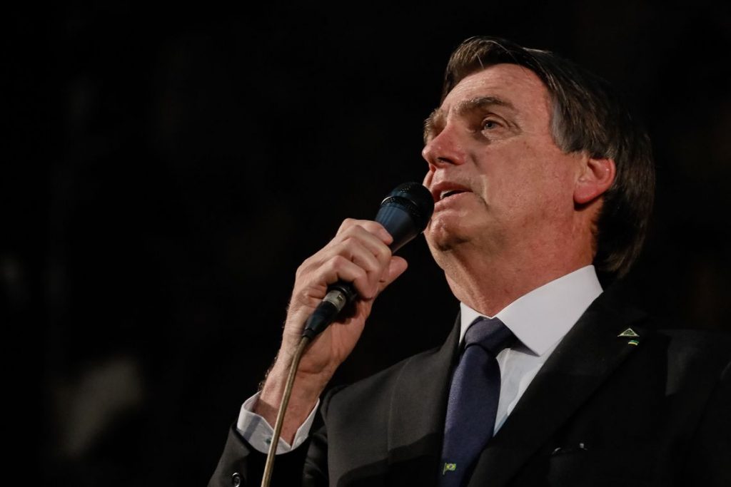 Invasão de telefone é crime e ponto final, diz Bolsonaro