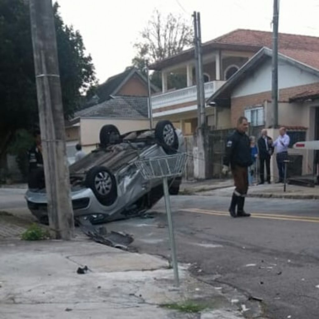 Motorista capota veículo no Jardim das Indústrias em São José