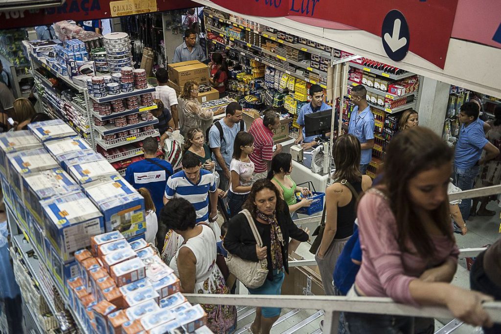 Vendas do varejo caem 0,1% de abril para maio, diz pesquisa do IBGE