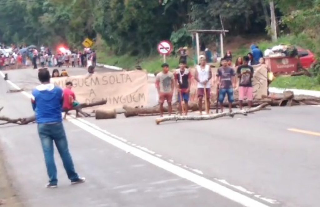 Índios interditam Rodovia Mário Covas contra municipalização da saúde indígena