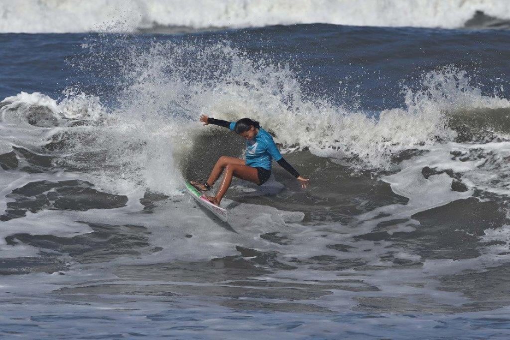 Dois dias após vitória de Gabriel Medina, Sophia Medina vence etapa de surfe em Ubatuba