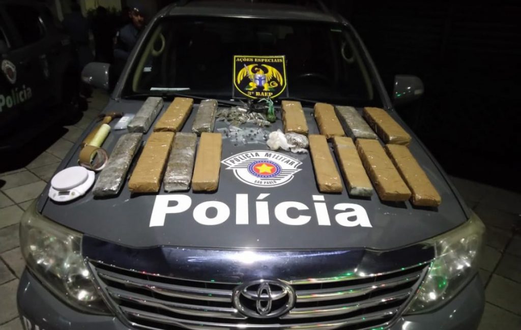 Homem é preso com 15 tijolos de maconha em São José