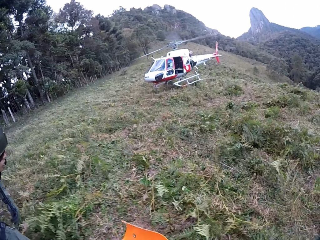 Mulher fratura pé em trilha na Pedra do Baú e é resgatada pelo helicóptero Águia
