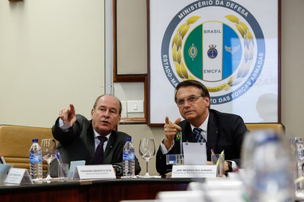 Governo deve rejeitar a ajuda financeira do G7 para combate às queimadas
