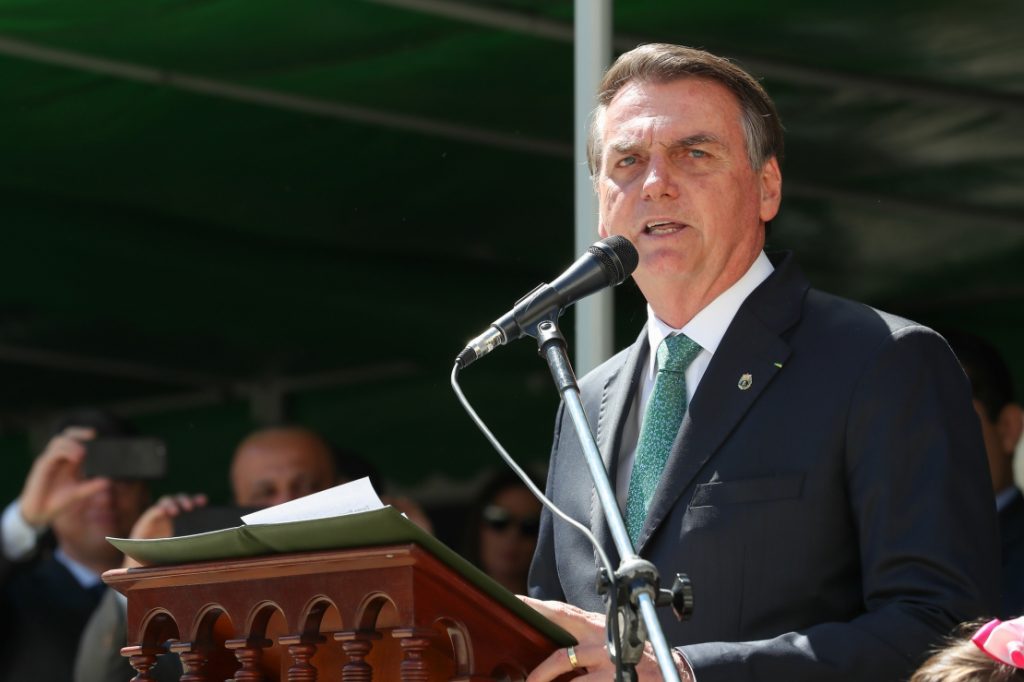 Bolsonaro visita policial que se acidentou durante sua escolta no Vale
