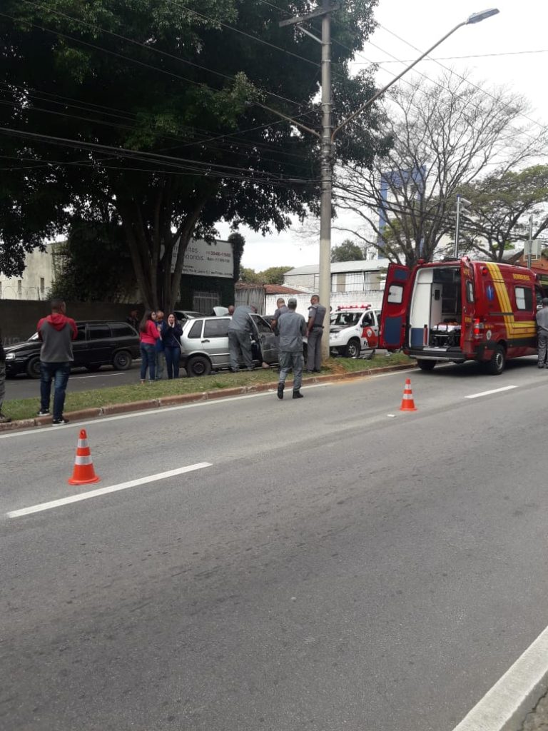 Um homem e uma criança se feriram em acidente na Avenida dos Astronautas em São José
