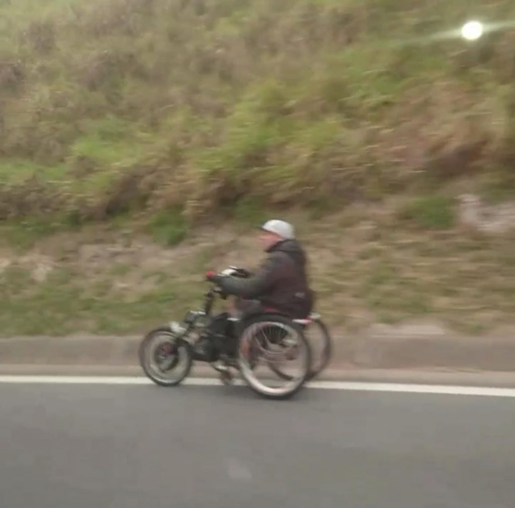 Cadeirante é flagrado em alta velocidade na via Dutra em São José
