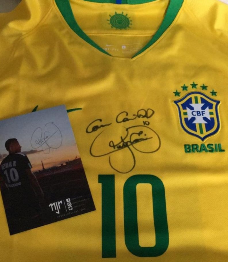Leilão beneficente com camisa autografada por Neymar acontece em São José