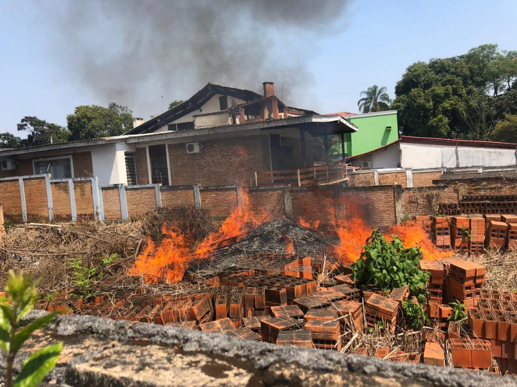 Casa abandonada pega fogo em São José dos Campos