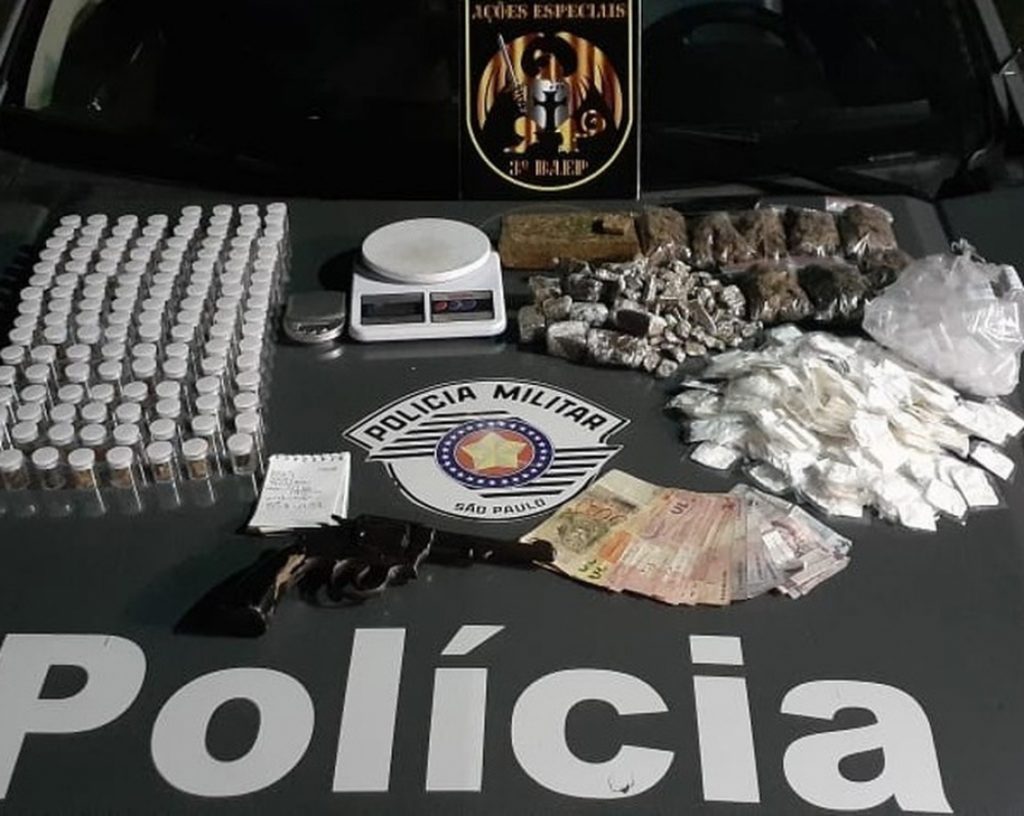 Homem é preso com mais de 500 porções de drogas em São José