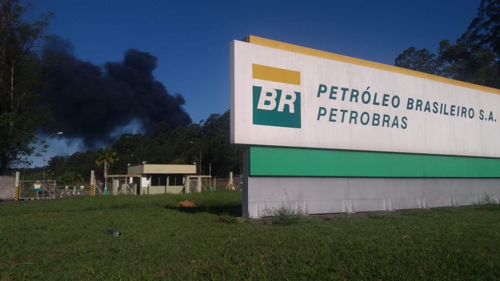 Incêndio atinge refinaria da Petrobras em São José