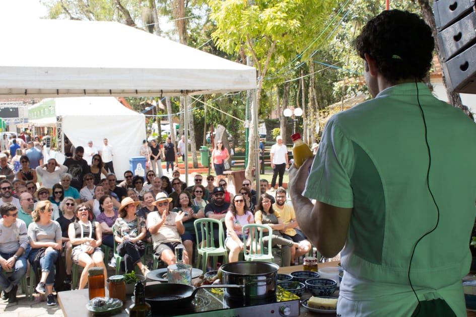 "Doenças modernas estão relacionadas ao que a gente come", diz Rodrigo Oliveira durante aula-show no Viva Mantiqueira