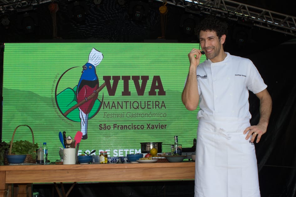 "Doenças modernas estão relacionadas ao que a gente come", diz Rodrigo Oliveira durante aula-show no Viva Mantiqueira
