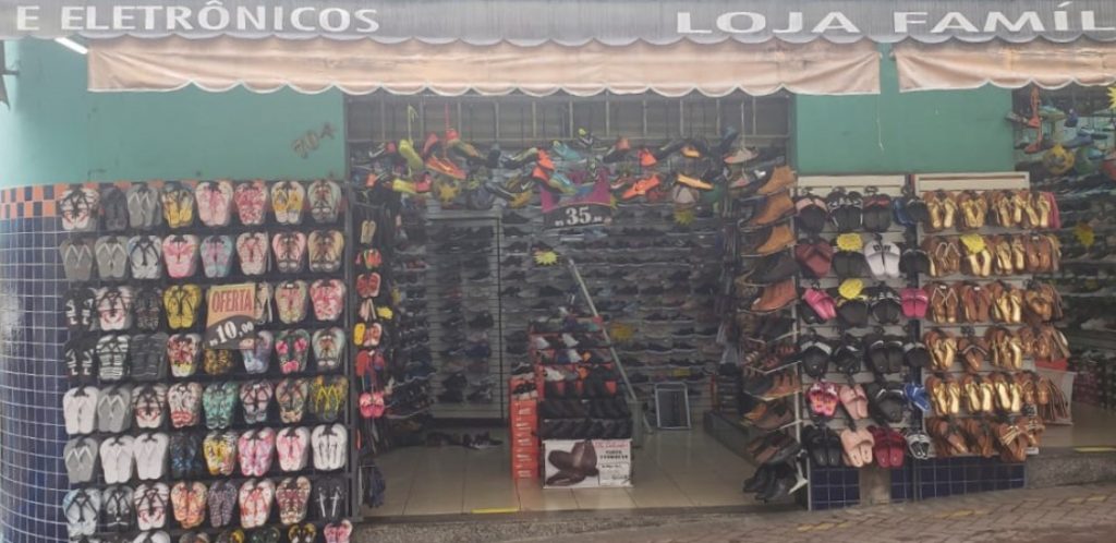 Polícia Civil apreende 14 toneladas de calçados falsificados em Aparecida
